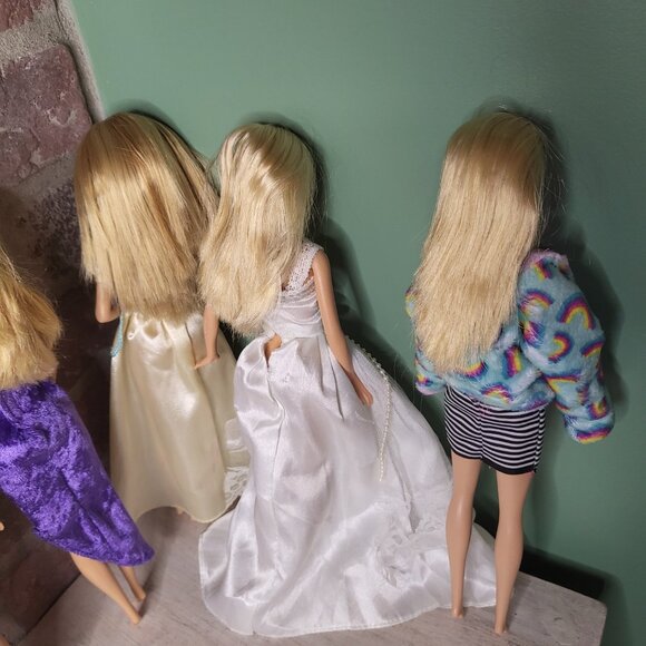 6 Barbie dolls wearing different outfits - Picture 3 of 7